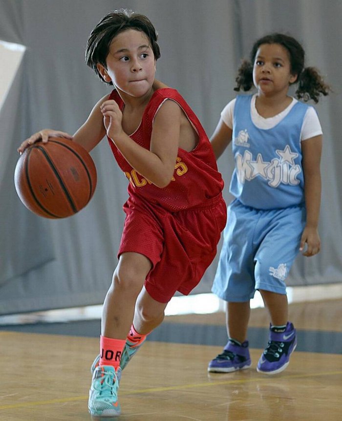NIÑO BALONCESTO